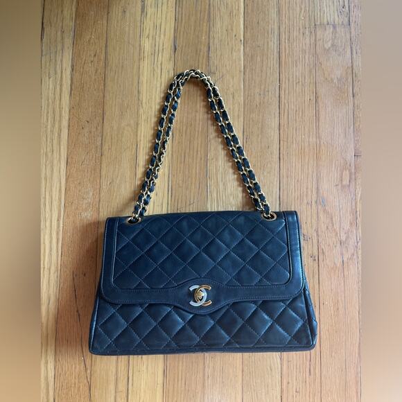 CHANEL Handbags - 80s Vintage Chanel Lambskin Flap Bag